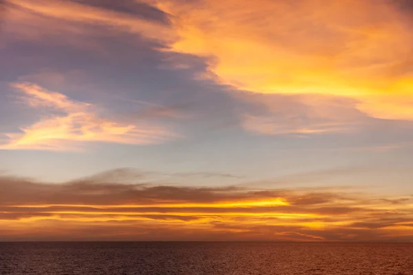 Pôr-do-sol vermelho sobre o Mar de Tasman, Austrália . — Fotografia de Stock