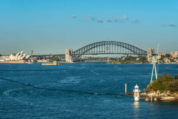 澳大利亚悉尼 2009年12月11日 与歌剧院和海港大桥 金属跨度 弓和石锚塔一起在蓝天和海湾上空长时间拍摄 一些船 — 图库照片
