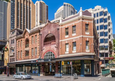 Sydney, Avustralya - 11 Aralık 2009: Dfs Galleria alışveriş merkezi George Caddesi boyunca ilerleyen tarihi kırmızı tuğlalı bina ve yüksek binalar.