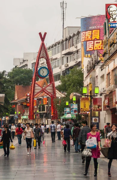 Guilin China May 2010 Zhengyang Pedestrian Shopping Street Clock Tower — Stock Photo, Image