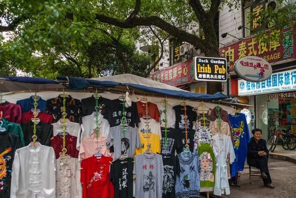 Guilin China May 2010 Zhengyang Pedestrian Shopping Street Ambulant Clothing — Stock fotografie