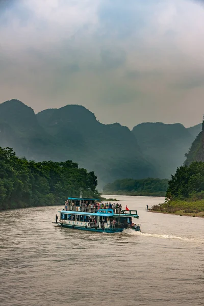 Guilin China May 2010 River White Blue Overloaded Tourist Sightseeing — Stock Photo, Image