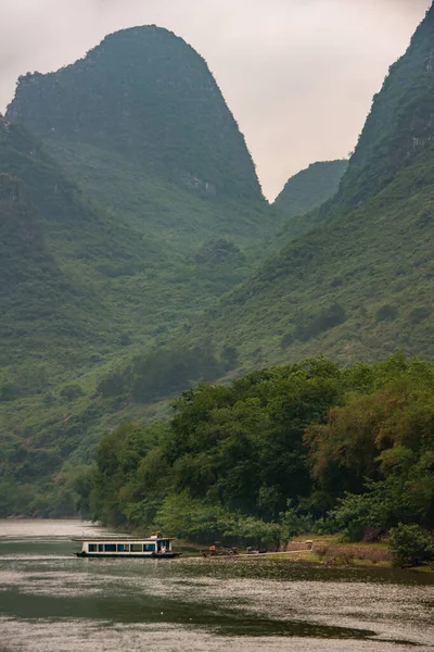 Guilin China May 2010 River Loading Hand Red Bricks Old — Stockfoto