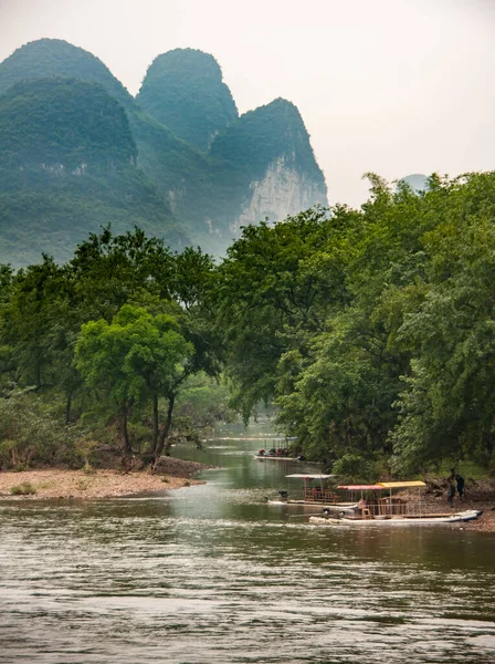 Guilin China May 2010 River Small Stream Somewhat Covered Green — Stockfoto