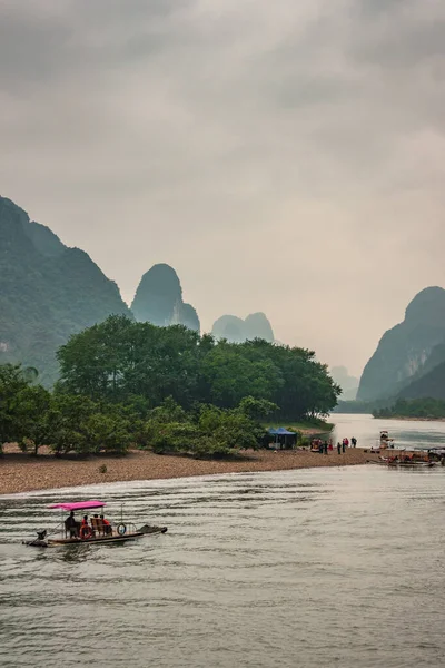 Guilin China May 2010 River Small Raft Ferries Traveling Shoreline — Zdjęcie stockowe