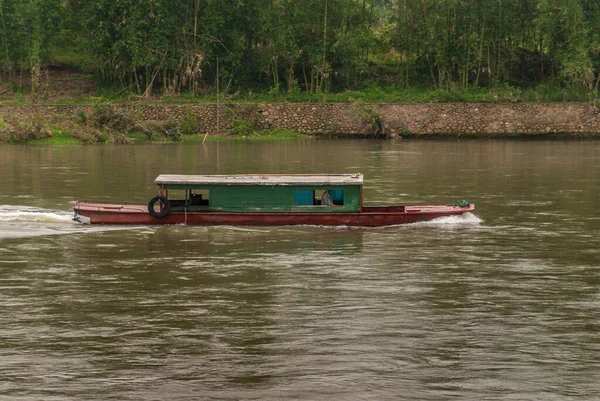 Guilin China May 2010 River Closeup Green Brown Transport Boat — Φωτογραφία Αρχείου