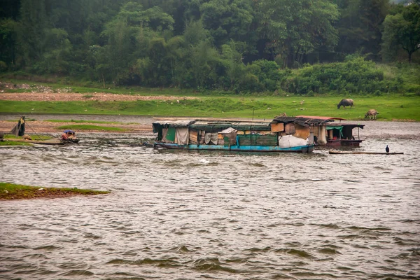 Guilin China May 2010 River Ramshackled House Boats Brownish Water — Stockfoto