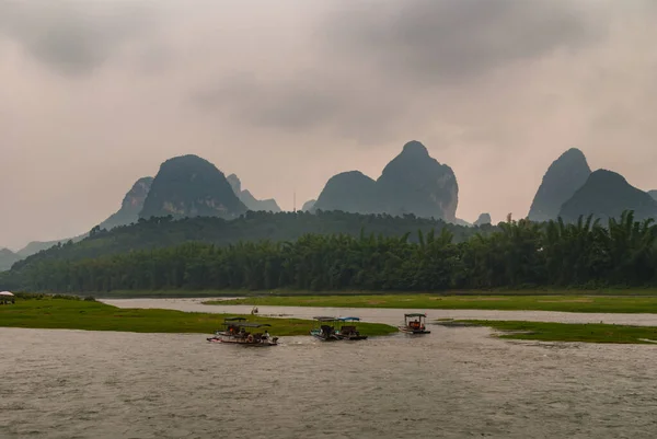 Guilin China May 2010 River Raft Ferry Traffic Stretch Green — Stockfoto