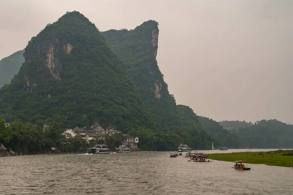 Guilin China May 2010 River Boat Raft Ferry Traffic Bend — Zdjęcie stockowe
