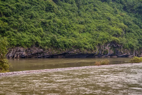 Guilin China May 2010 River Forested Green Karst Mountain Slope — Φωτογραφία Αρχείου