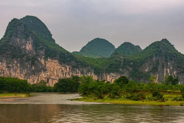 Guilin Chine Mai 2010 Long River Paysage Avec Des Montagnes — Photo