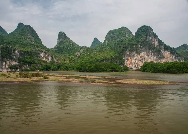 Guilin Chiny Maja 2010 Wzdłuż Rzeki Krajobraz Zielonymi Zalesionymi Górami — Zdjęcie stockowe
