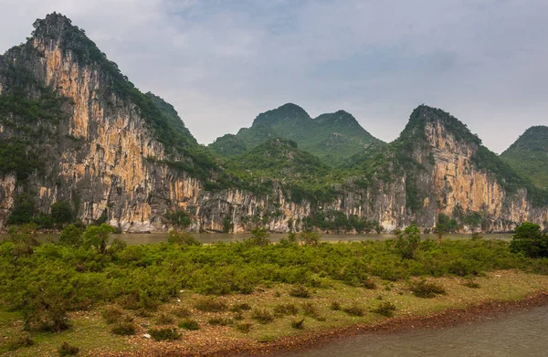 Guilin China Maio 2010 River Paisagem Com Verde Arborizado Montanhas — Fotografia de Stock
