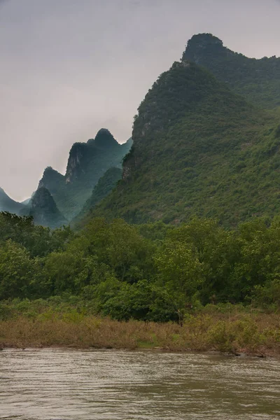 Guilin China Травня 2010 River Ландшафт Зеленою Лісистою Карстовою Горою — стокове фото