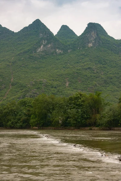 Guilin Chiny Maja 2010 Wzdłuż Rzeki Portret Łańcucha Zielonych Zalesionych — Zdjęcie stockowe