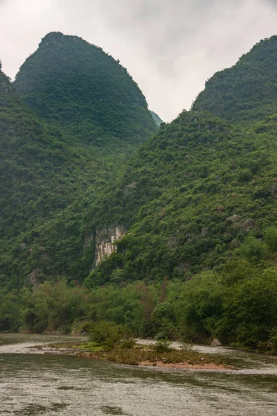 Guilin China Maio 2010 River Retrato Pequena Ilha Coberta Verde — Fotografia de Stock