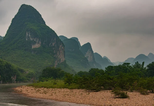 Guilin Chine Mai 2010 Long River Paysage Une Chaîne Montagnes — Photo