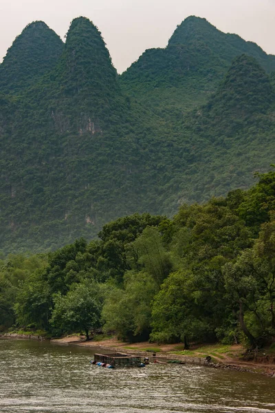 Guilin Chiny Maja 2010 Wzdłuż Rzeki Portret Zalesionego Krasowego Pasma — Zdjęcie stockowe