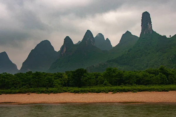 Guilin Kina Maj 2010 Längs River Landskap Skogsklädda Karst Bergskedja — Stockfoto