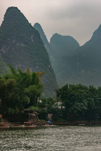 Guilin Chiny Maja 2010 Wzdłuż Rzeki Pejzaż Leśny Krasowy Góra — Zdjęcie stockowe