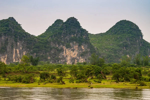 Guilin China Mai 2010 Entlang Des Flusses Karstlandschaft Unter Hellblauem — Stockfoto