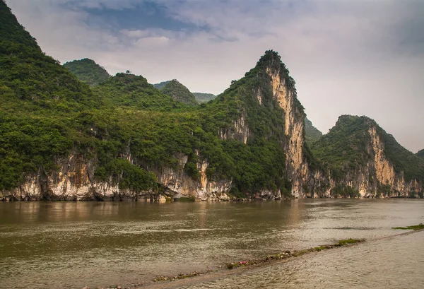 Guilin Chiny Maja 2010 Wzdłuż Rzeki Krajobraz Góry Krasowej Pod — Zdjęcie stockowe