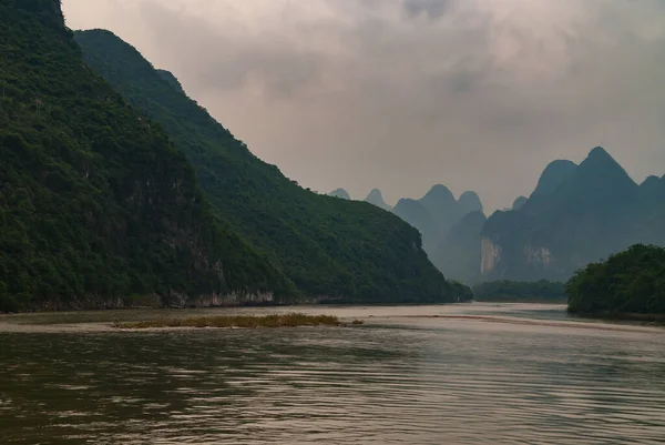 Guilin China Mei 2010 Langs Rivier Landschap Van Karstberg Onder — Stockfoto