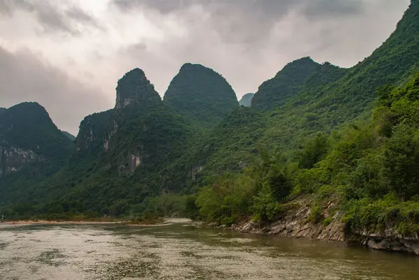 Guilin China Mei 2010 Langs Rivier Landschap Van Karstbergen Onder — Stockfoto