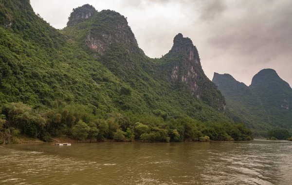 Guilin Chiny Maja 2010 Wzdłuż Rzeki Krajobraz Zalesionego Krasowego Pasma — Zdjęcie stockowe