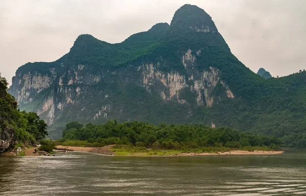 Guilin Chiny Maja 2010 Wzdłuż Rzeki Krajobraz Masywnej Zielonej Pokrytej — Zdjęcie stockowe