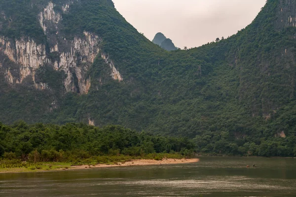 Guilin China Mei 2010 Langs Rivier Landschap Van Lichtbruine Rotsachtige — Stockfoto