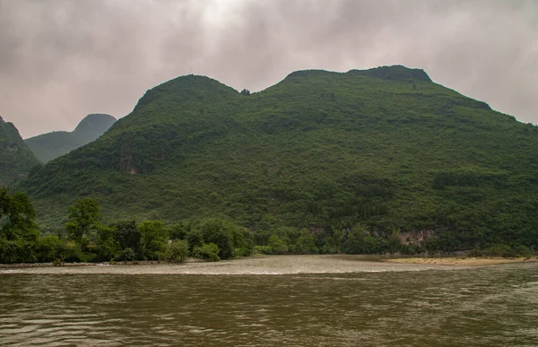 Guilin Chiny Maja 2010 Wzdłuż Rzeki Krajobraz Ciemnych Mglistych Brązowych — Zdjęcie stockowe