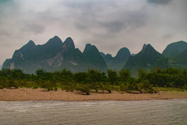 Guilin Čína Května 2010 Podél Řeky Krajina Tmavé Mlhavé Šedé — Stock fotografie