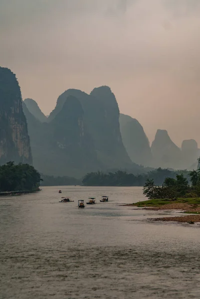 Guilin Chiny Maja 2010 Wzdłuż Rzeki Krajobraz Małych Łodzi Zbliża — Zdjęcie stockowe