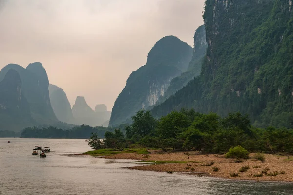 Guilin China Mei 2010 Langs Rivier Landschap Met Kleine Boten — Stockfoto