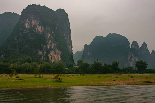 Guilin China Mei 2010 Langs Rivier Landschap Van Rotsachtige Karstbergen — Stockfoto