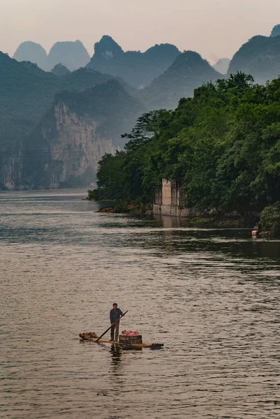 Guilin China Mei 2010 River Landschap Met Mannelijke Verkoper Met — Stockfoto