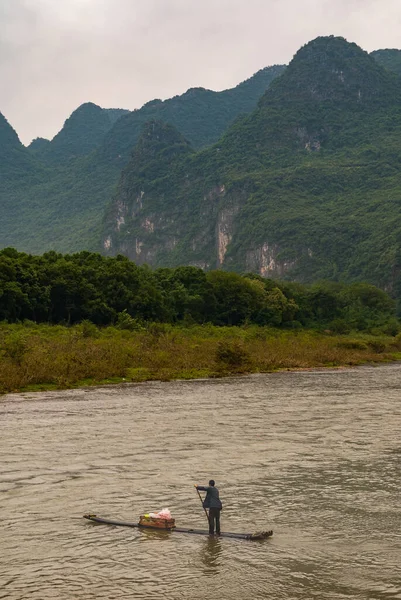 중국길린 2010 강에서 가느다란 뗏목을 행상인의 초상화입니다 상품이든 배경으로 — 스톡 사진