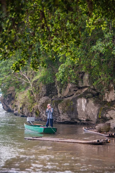 Guilin China May 2010 River Lone Man Blue Garb Stands — 스톡 사진