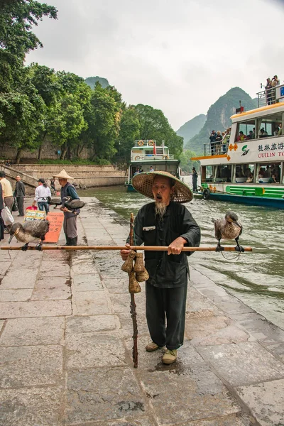 Guilin China May 2010 River Older Man Displays Cormorant Fishing — Stockfoto