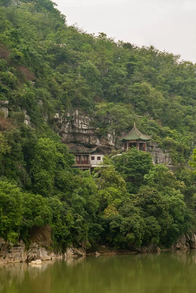 Guilin Çin Mayıs 2010 Xiadong Nehri Manzara Yeşillik Kaplı Tepe — Stok fotoğraf