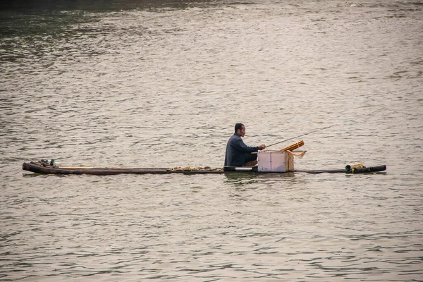 Guilin China May 2010 Closeup Lone Fisherman Sitting Flimsy Bamboo — Stock Photo, Image