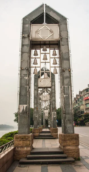 2010年5月11日 李江市中心 透过银天下的六座灰石钟楼 有建筑物和人的街景 — 图库照片