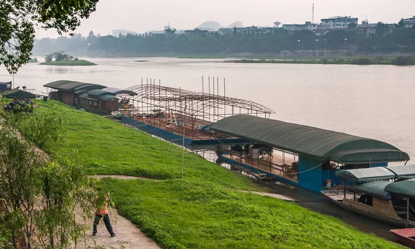 Guilin Kina Maj 2010 Jiefangbron Över River Centrum Underhållningspråmar Uppförande — Stockfoto