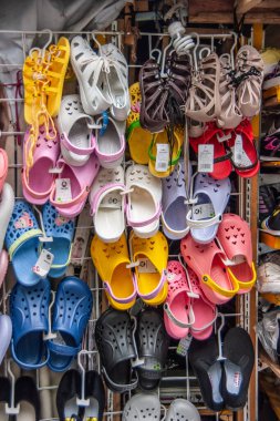 Guilin, Çin - 10 Mayıs 2010: şehir merkezi. Sokak pazarında renkli plastik ayakkabı rafı.