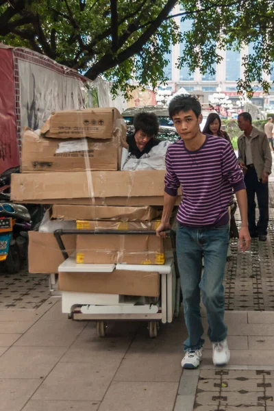 Guilin China May 2010 Downtown Young Men Pull Push Cart — Stock Photo, Image