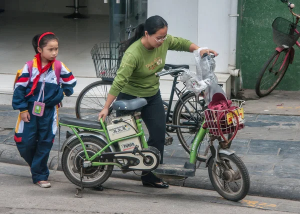 Guilin Chiny Maja 2010 Śródmieście Matka Zielono Czarnej Odzieży Córka — Zdjęcie stockowe