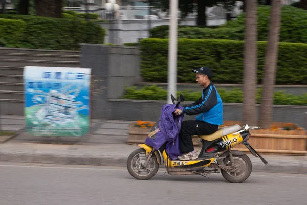 Guilin China Maio 2010 Downtown Homem Traje Azul Preto Sem — Fotografia de Stock