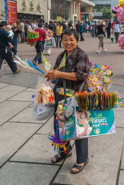 Chongqing Kina Maj 2010 Leende Kvinnlig Ambulantförsäljare Trottoaren Upptagen Shoppinggata — Stockfoto