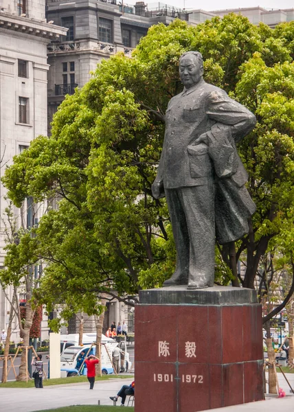 2010年5月4日 最初の市長 男の赤い台座の上に大規模な灰色の像は 彼の背中に緑の葉を持つ ファサードや周囲の人々の一部 — ストック写真